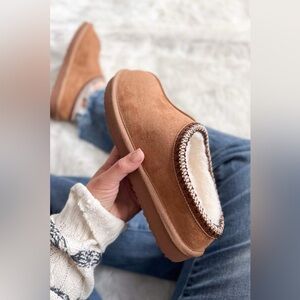 NIB Brand New Very G Sparks Tan Fur Vegan Suede Slip On Slides Shoes Slippers